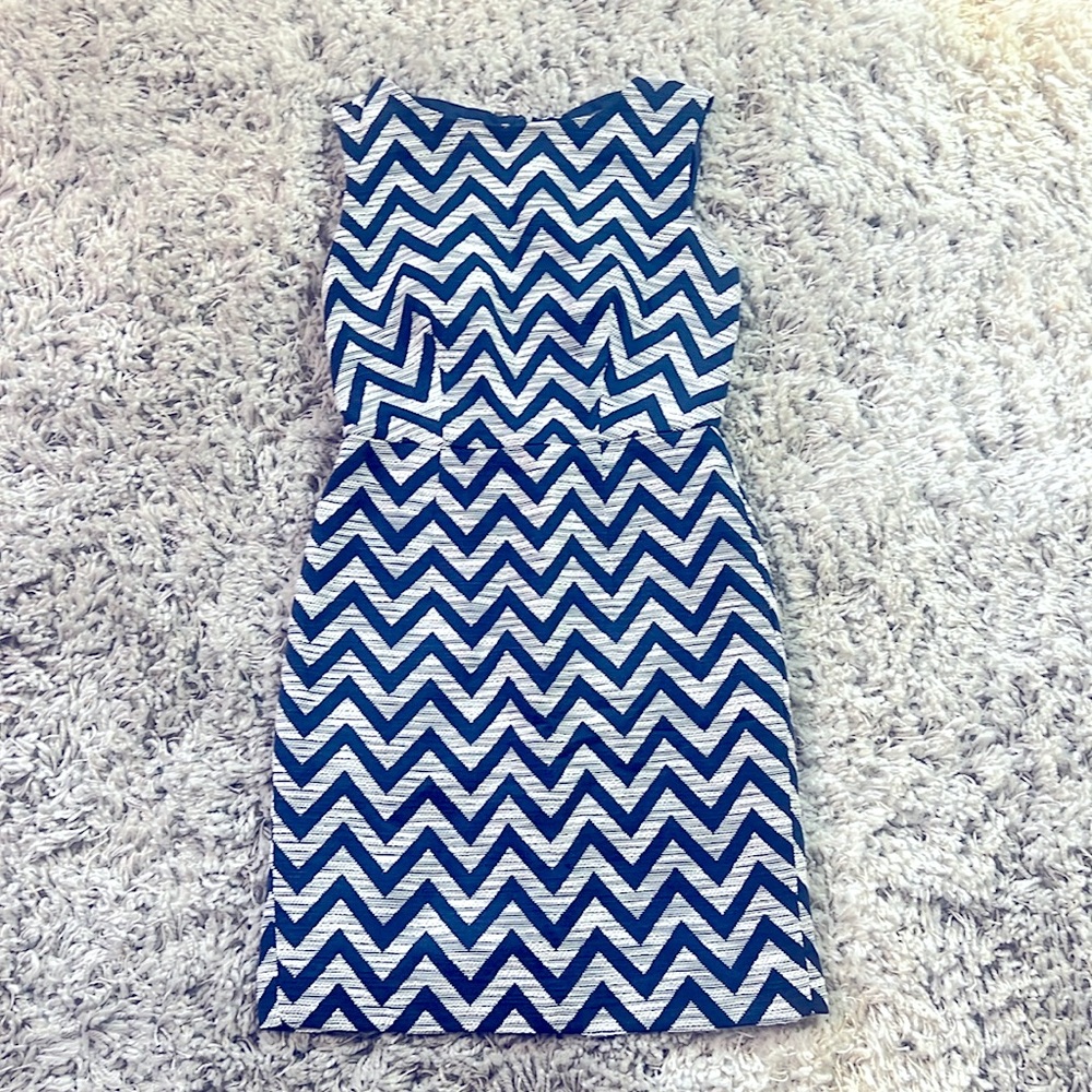 The Limited Sz. 0, Chevron Navy & Cream sleeveless sheath dress